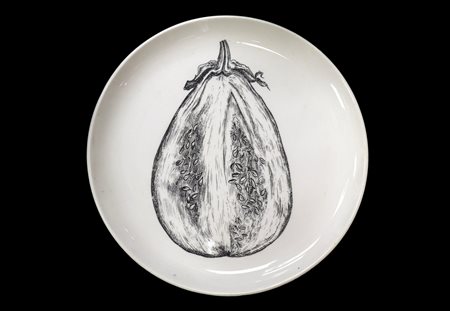 Piero Fornasetti - Piatto in porcellana bianca con Melanzana, serie Sezioni di Frutta, N.7