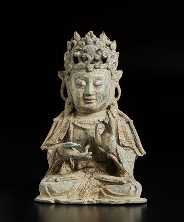  Arte Cinese - Figura in bronzo raffigurante Maitreya  
Cina, periodo Ming (?), XVI-XVII secolo .