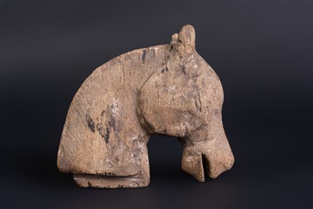  Arte Cinese - Testa di cavallo in legno con tracce di policromia 
Cina, dinastia Han, 206 a.C - 220 d. C. .