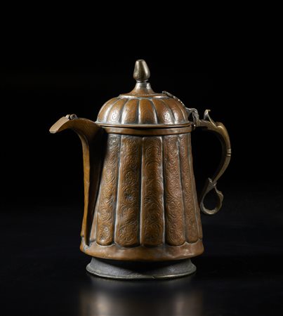  Arte Islamica - Grande caraffa in rame inciso 
Kashmir, XIX secolo .