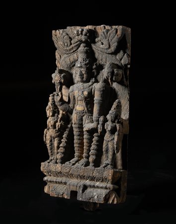  Arte Indiana - Pannello in legno raffigurante Vishnu con consorti 
India Meridionale, XVIII secolo 
.