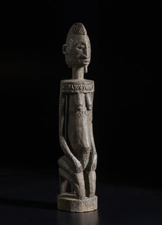  Arte africana - Mali, Dogon 
Scultura antica di figura antropomorfa. 
Legno con patina crostosa sacrificale.
Segni d'uso.