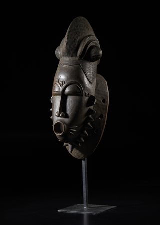  Arte africana - Costa d'Avorio, Baule.
Maschera ritratto. 
Legno con patina scura.
Anni '60.