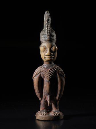  Arte africana - Nigeria, Yoruba. 
Figura di Ibeji. 
Legno, tracce di pigmenti. 
Inizi del XX sec. .