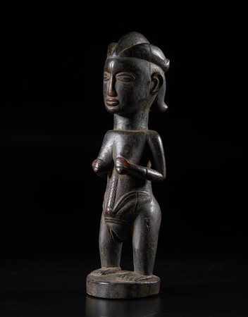  Arte africana - Repubblica Democratica del Congo, Chokwe. 
Figura femminile, 
Legno con patina scura.
Prima metà del XX sec. .