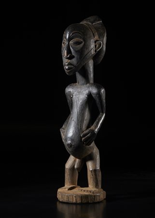  Arte africana - Repubblica Democratica del Congo, Hemba. 
Figura di antenato. 
Legno con patina scura. 
Fine XIX sec. .