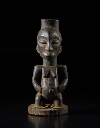  Arte africana - Repubblica Democratica del Congo, Hemba. 
Figura magica gianeiforme. 
Legno con patina scura. .