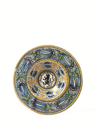 Vassoio fondo, Montelupo, metà sec. XV, in maiolica, decorato al centro del...