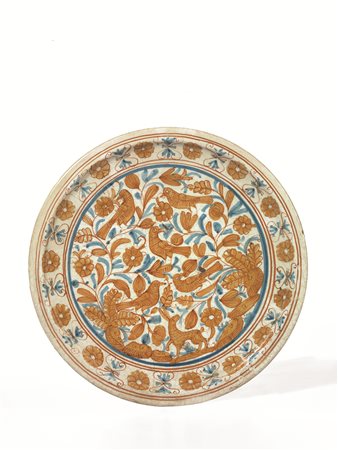 Alzata, Deruta, sec. XVII, in maiolica decorata a motivo vegetale e volatili...