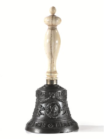 Campanello da tavolo, sec. XVI, in bronzo lavorato a candelabra, medaglioni e...