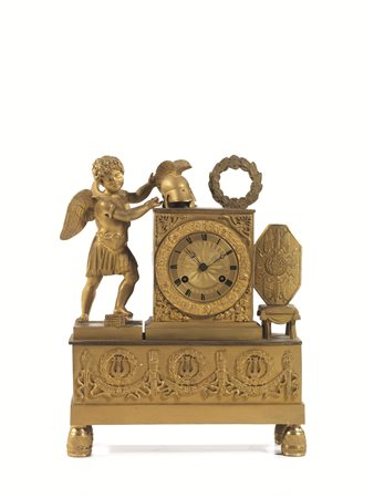 Orologio da tavolo, sec. XIX, in bronzo dorato, cassa affiancata da putto...