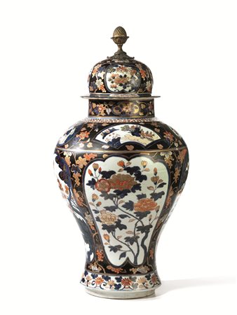 Vaso con coperchio, Giappone, sec. XIX, in porcellana Imari decorato con...