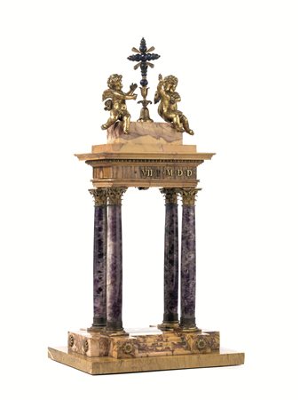 Tempietto, inizi sec. XIX, in giallo di Siena e marmi vari, a quattro colonne...