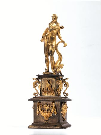 Scultura, sec. XVI, in bronzo modellato a figura di Venere stante, montata su...