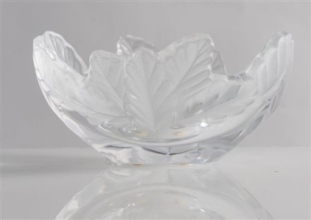 LALIQUE "Compiègne". Ciotola in cristallo con motivi a foglia. Cm 10x19,5x15.