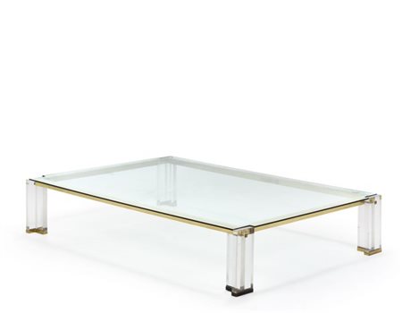 Grande tavolo da salotto con struttura in ottone e plexiglass, piano in cristal