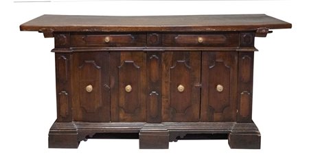 Grande credenza in massello di noce. Bologna, metà del XVII secolo. Reca...