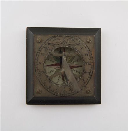 Orologio solare in legno e bronzo argentato. XIX secolo. Cm 4,5x6,4x6,4.