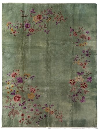 Tappeto Art Déco. Cina, secolo XX. Decoro floreale sparso su campo color verde