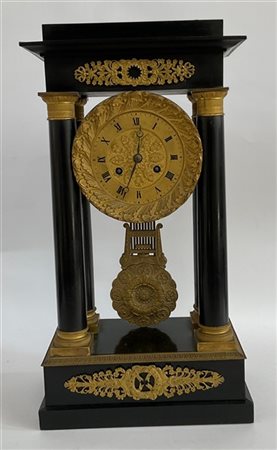 Orologio a portico con cassa in legno ebanizzato e inserti in bronzo dorato. Mo