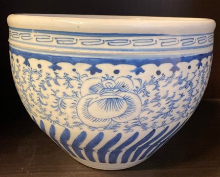 Cachepot in porcellana bianca e blu. Cina, sec. XX
(h. cm 18,5; d. cm 25)