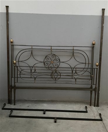 Letto matrimoniale in ferro forgiato con elementi in bronzo. Secolo XIX-XX (L.c