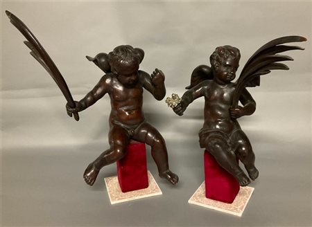 Artista del secolo XVIII "Putti alati con palma" due sculture in legno intaglia