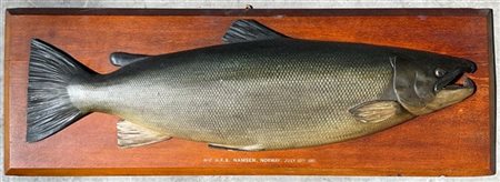 Grande trofeo di pesca al salmone in legno intagliato (cm 130x46) Iscritto, loc