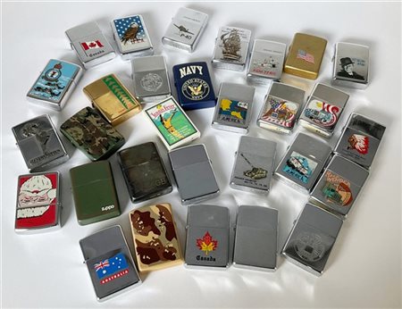 Scatola contenente numerosi zippo decorati a soggetti diversi (lievi difetti)