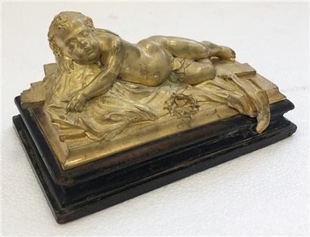 Scultura in bronzo dorato raffigurante Gesù Bambino dormiente su base in elgno