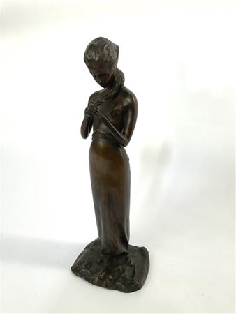 Ignoto del XIX Secolo, "La treccina", scultura in bronzo (h. cm 45) Reca iscriz