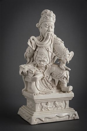 Scultura in porcellana blanc-de-chine raffigurante Guandi
Cina, sec. XX
(lievi