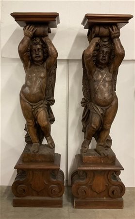 Coppia di grandi sculture a forma di angelo reggimensola in legno intagliato, s