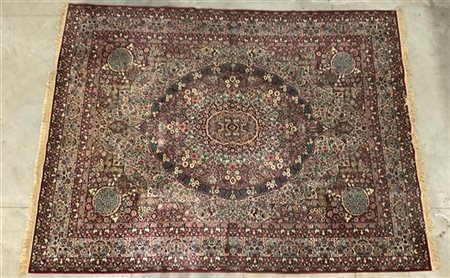 Tappeto Kirman, Persia, secolo XX. Decoro millefleur su fondo bianco con medagl