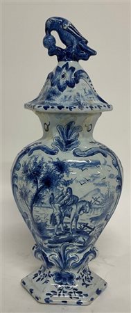 Manifattura di Delft, secolo XVIII. Vaso con coperchio in maiolica decorata nei