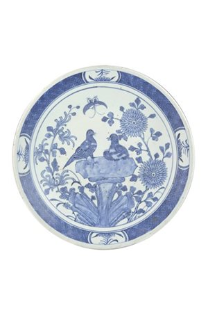 Piatto in porcellana bianca e blu decorato con motivi floreali e volatili
Cina,