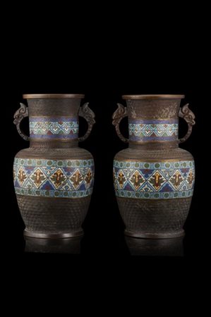 Coppia di vasi in bronzo e smalti cloisonné decorati con fasce a motivi geometr