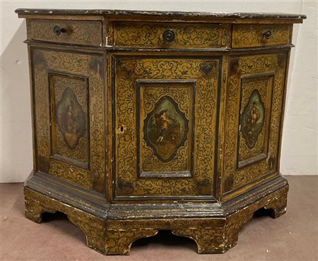 Credenza scantonata a uno sportello pannellati e tre cassettini. Ante e piano d