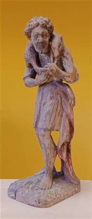 Scultura lignea raffigurante un pastore con pecora sulle spalle, tracce di poli