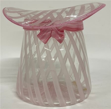 Manifattura di Murano, secolo XX. Vaso in vetro soffiato rosa a spirale (h. cm