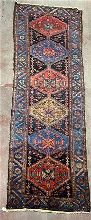 Tappeto passatoia Karadjià, Persia, secolo XX. Decoro con sei medaglioni esagon