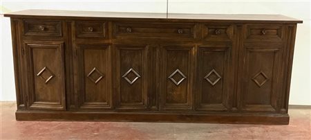 Antica credenza in legno intagliato con fonte a cinque cassetti sottopiano e se