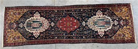 Tappeto passatoia Bachtiari, Persia, prima metà secolo XX. Decoro con due medag