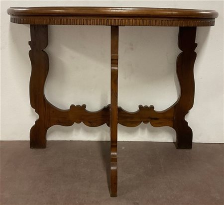 Console a mezzaluna in legno intagliato, gambe sagomate (cm 106x80x54) (difetti