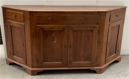 Antica credenza scantonata a quattro ante pannellate e tre cassetti (cm 221x110