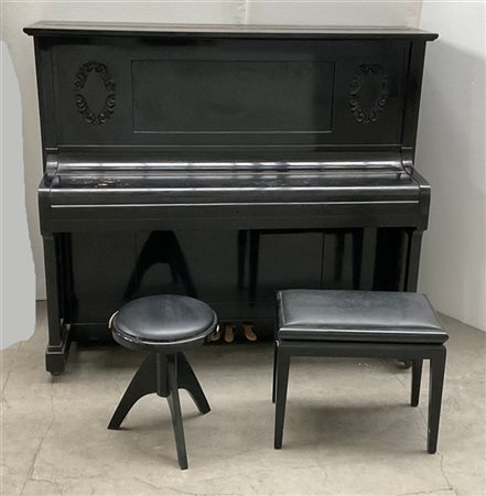 ED SEILER
Pianoforte verticale con cassa a finitura in lacca nera. Germania, an