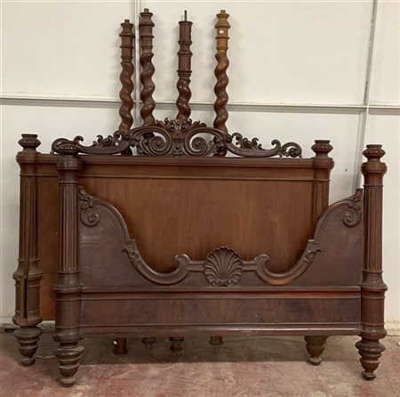 Letto in mogano con colonne a tortiglione e montanti scanalati (cm 237x135) (ma