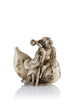 Netsuke in avorio di tricheco raffigurante Chok'aro seduto sulla sua zucca (man