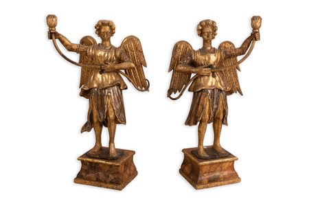    Coppia di angeli tedofori in legno intagliato e dorato, Centro Italia, XVII secolo 