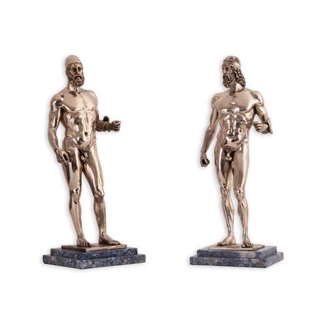 Amilcare Santini   Coppia di sculture laminate in argento raffiguranti bronzi di Riace su basi di marmo  